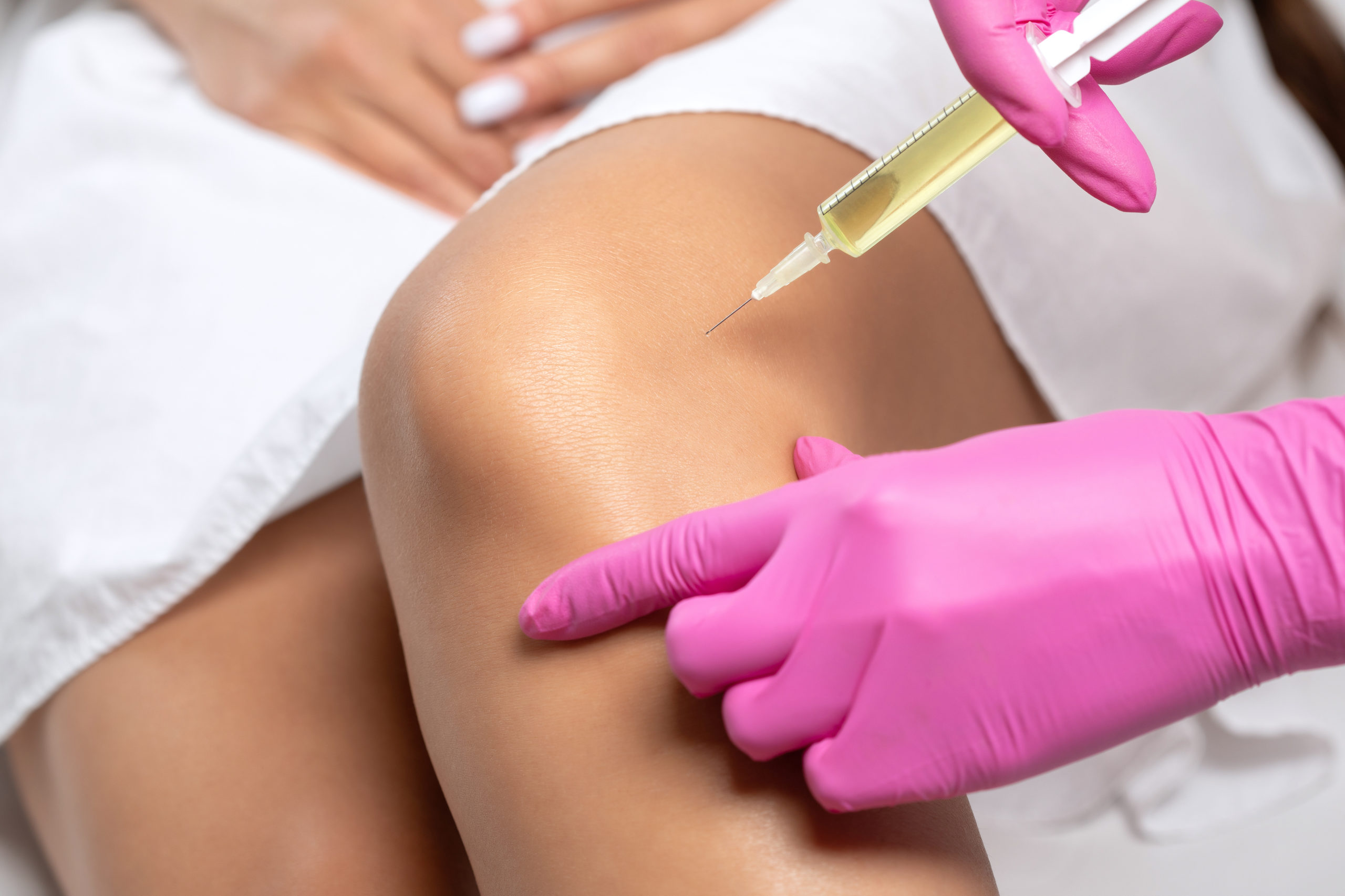 Doctor doing stem cell therapy on a patient's knee after the inj physical medicine Los Angeles